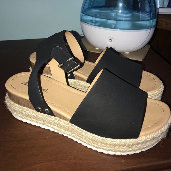 Soda Shoes - Black platform wedges
